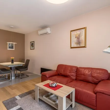 Faye Apartment Split